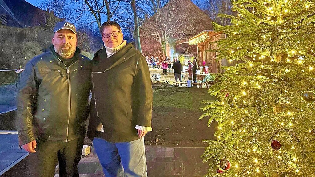 Annett und Ronny Just haben den ersten Lebendiger Adventskalender von Schafstädt hauptsächlich organisiert.