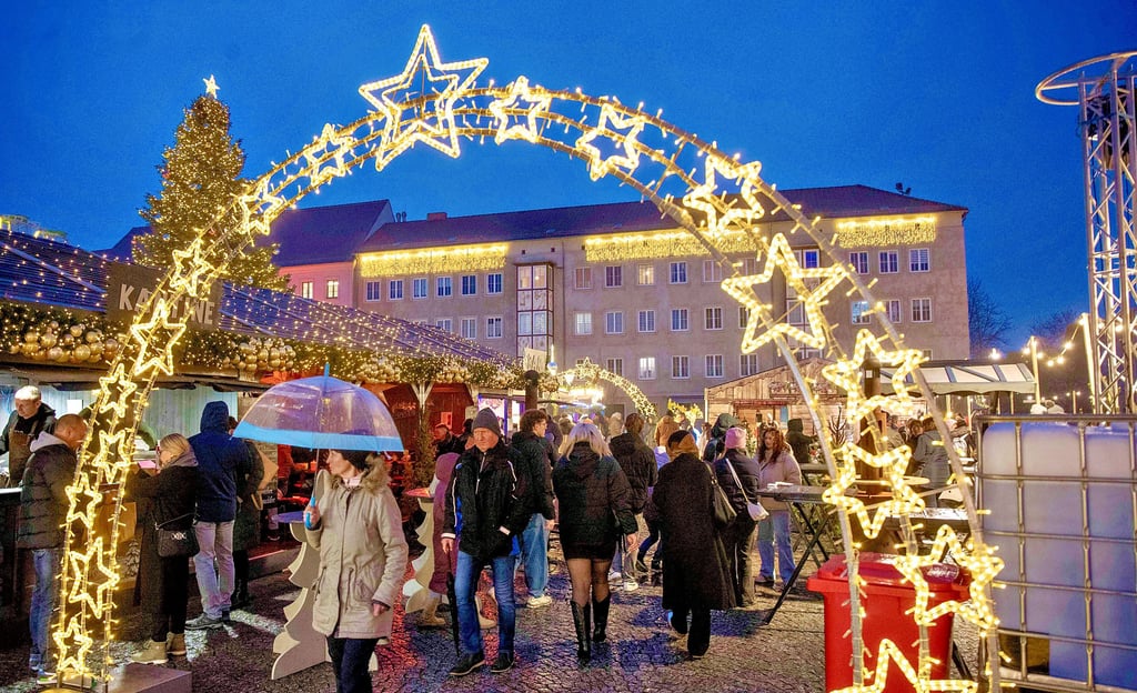 Auch am vorletzten Tag des Adventsmarkt war der Platz gut besucht – trotz leichten Nieselregens.