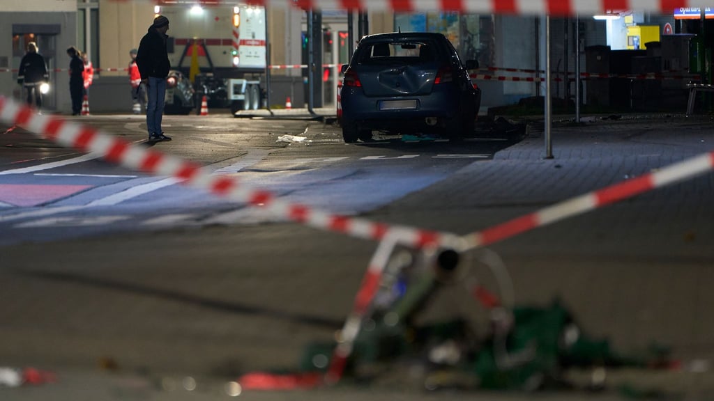 Nach dem Vorfall in der Gießener Innenstadt mit vier Verletzten hat die Polizei in alle Richtungen ermittelt.