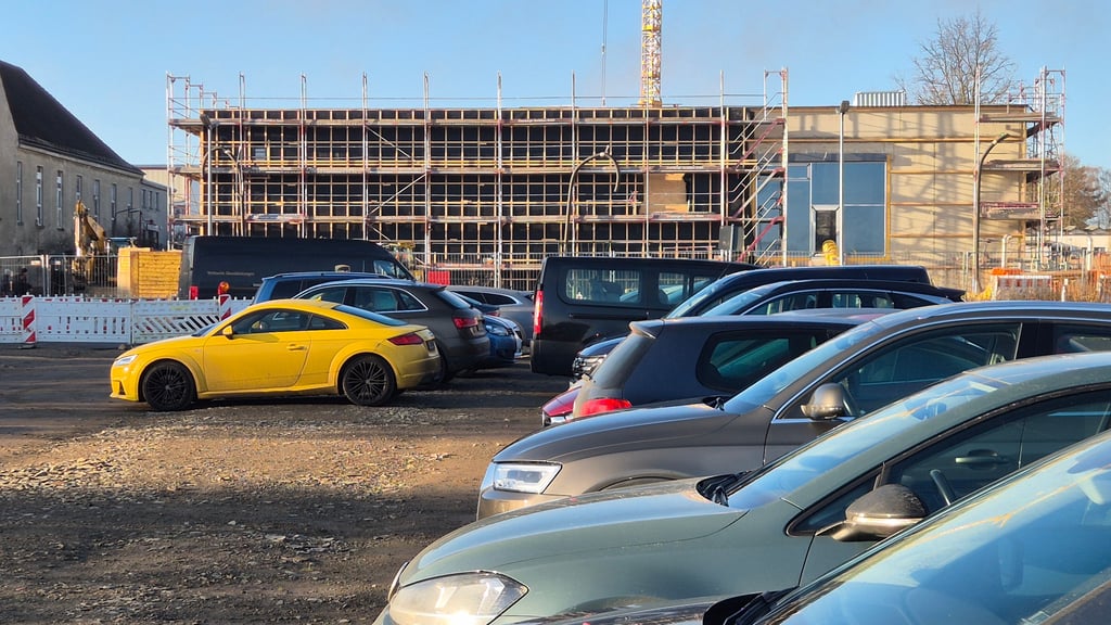 Die Arbeiten am neuen Hallenbad in der Friederikenstraße schreiten planmäßig voran. An der Parkplatzsituation wird sich im kommenden Jahr was ändern. 