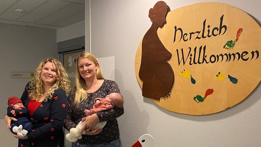 Susen Bothin (l.) und Sina Marsch, Assistenzärztinnen am Klinikum Magdeburg, sind fast gleichzeitig Mütter geworden.