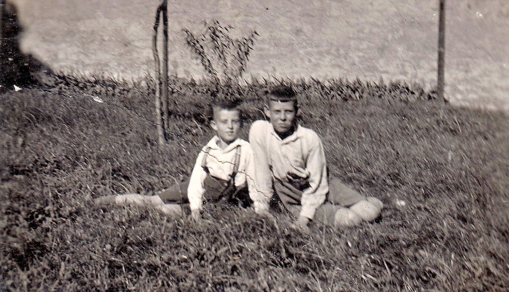 Der 1920 geborene Heinz Jonack (rechts) und sein drei Jahre jüngerer Bruder Hans verlebten zwischen Brühl und Schloßstraße im Angesicht des Zeitzer Gefängnisses ihre Kindheit und Jugend. 