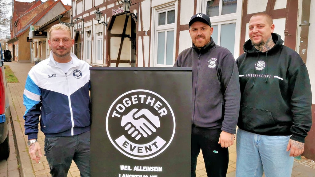 Florian Lange (von links), Kevin Nütten und Cedric Duda wollen mit dem Verein Together Event zusätzliche Veranstaltungen in und um Salzwedel ehrenamtlich organisieren. Ein Treffpunkt sollen die Vereinsräume in der Event-Fabrik an der Neutorstraße sein.