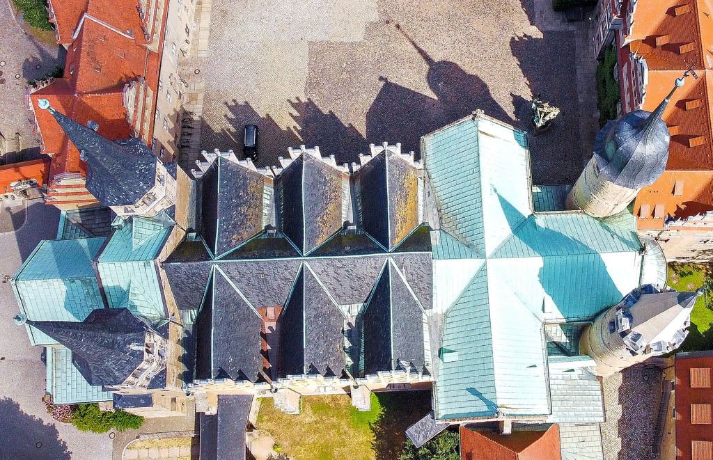 Der Dom überstand den Zweiten Weltkrieg. An Heiligabend 1945 konnte dort daher vor großem Publikum die Messe gefeiert werden.