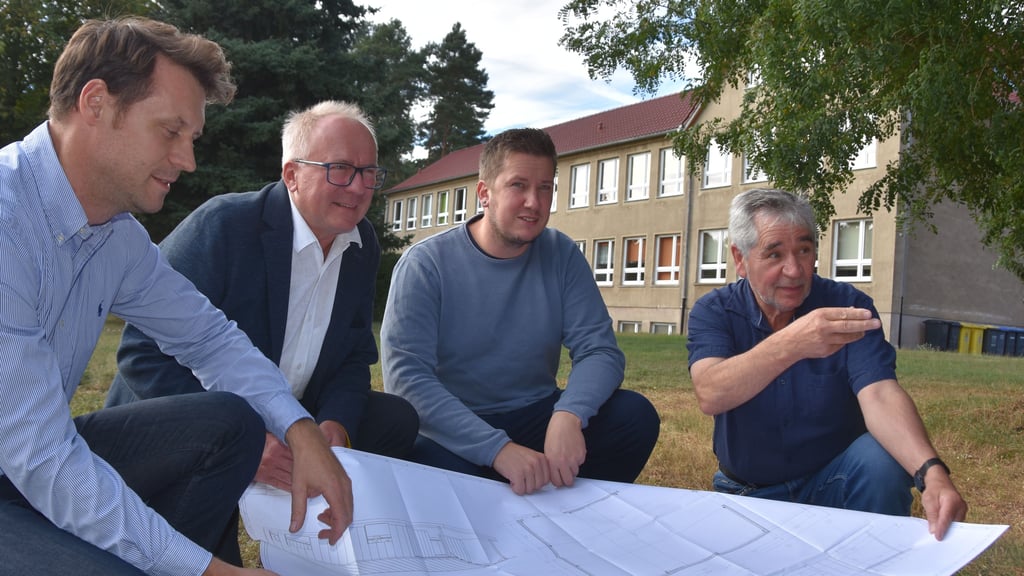Arne Behrens (v.l.), Bernd Fritzsche, Tim Teßmann und Hubertus Nitzschke gehören zu den Akteuren des Runden Tisches. Sie wollen den Bau einer Sporthalle in Wegenstedt voranbringen.