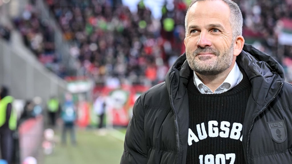 Wenn's Spaß macht: Manuel Baum macht doch als Augsburger Coach weiter. (Archivbild)