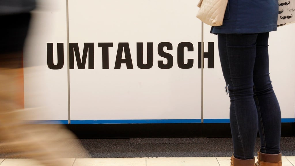 Im Einzelhandel besteht kein generelles Recht auf Umtausch, wenn das Geschenk nicht gefällt: Händler können Rückgaben ablehnen oder nur Gutscheine anbieten.