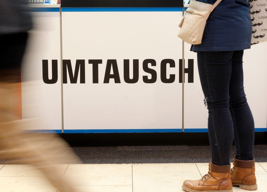 Im Einzelhandel besteht kein generelles Recht auf Umtausch, wenn das Geschenk nicht gefällt: Händler können Rückgaben ablehnen oder nur Gutscheine anbieten.