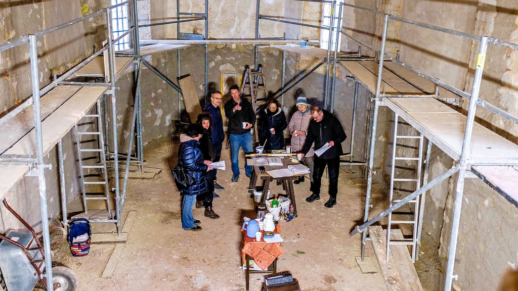 Pfarrer Albrecht Henning (re.), Mitglieder des Fördervereins sowie die Restauratoren bei einer Beratung in der leeren Kirche.