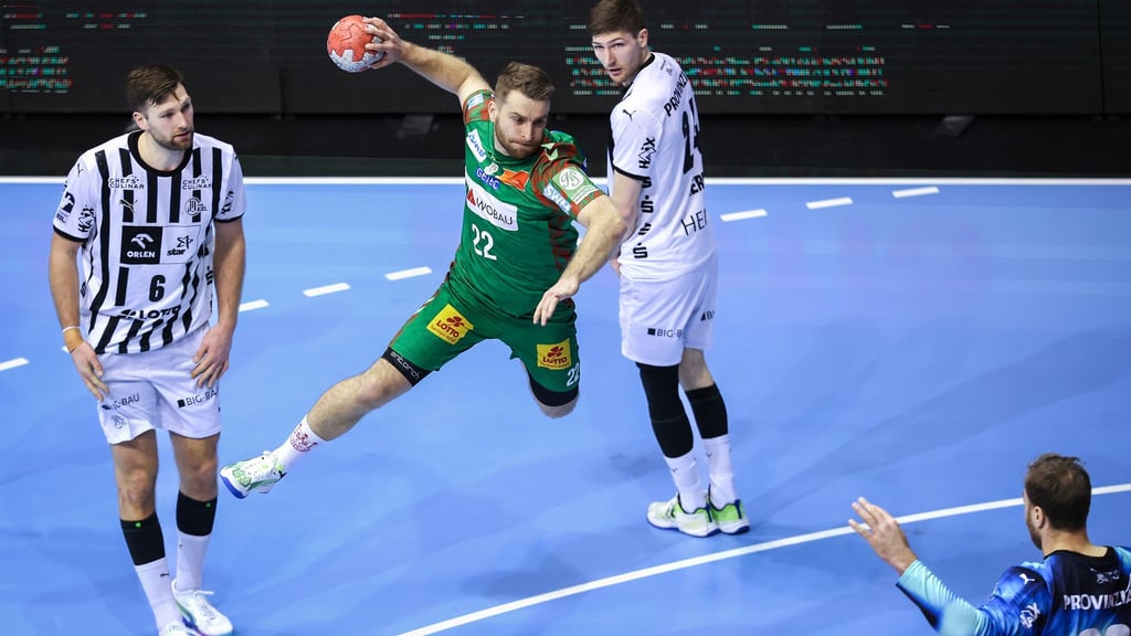 Magdeburgs Lukas Mertens kommt gegen die Kieler Abwehr frei zum Wurf.