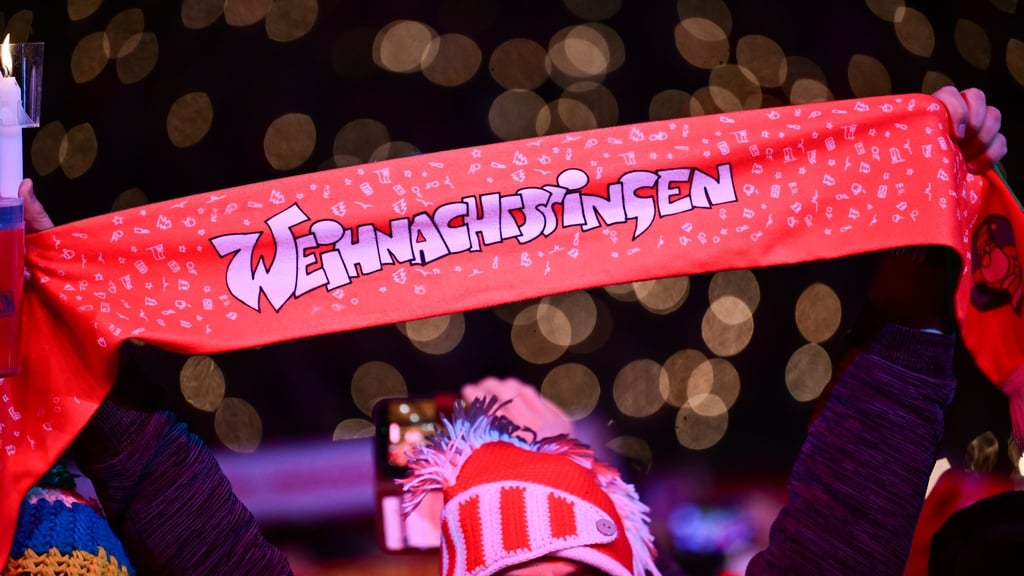 Viele Union-Fans lassen sich das Weihnachtssingen nicht entgehen.