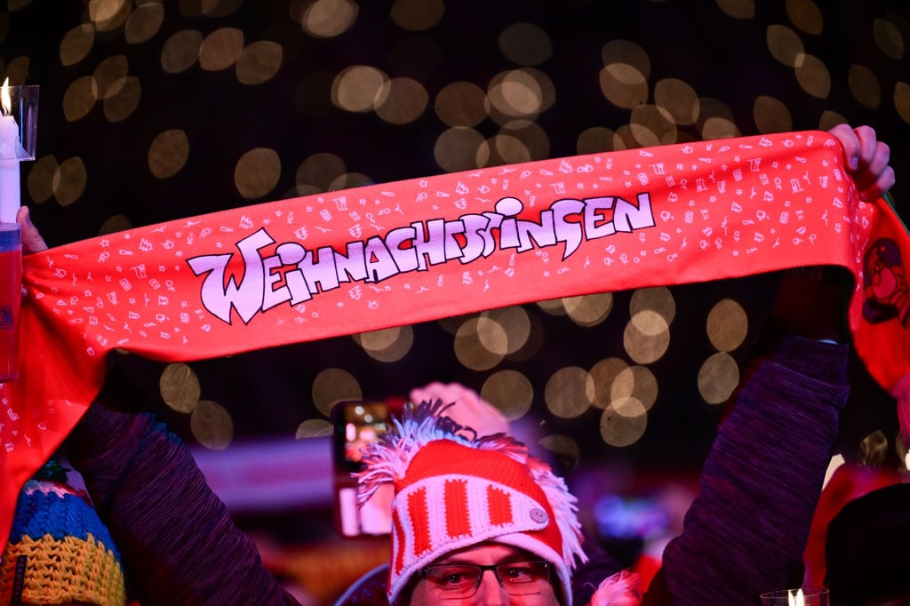 Viele Union-Fans lassen sich das Weihnachtssingen nicht entgehen.