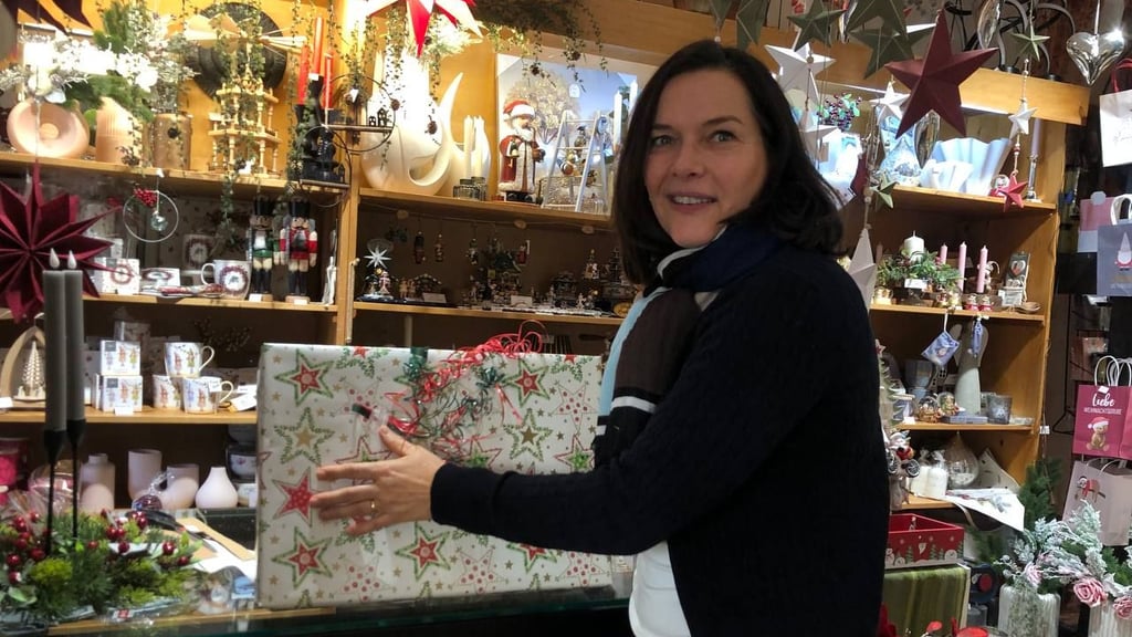 Karen Ahlert ist die Inhaberin Geschenkartikelgeschäft in Burg. Seit 160 Jahren ist der Laden in Familienbesitz - jede Generation verkauft neben der Deko noch etwas anderes.