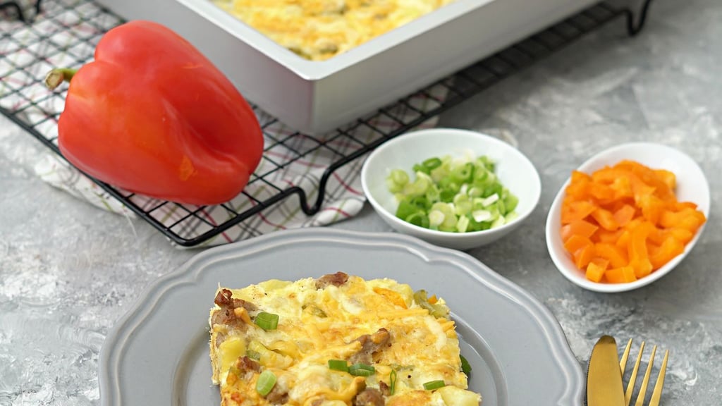 Der herzhafte Auflauf aus Gemüse, Eiern und Bratwurstbrät nach einem Familienrezept aus den USA ist wie gemacht für den Weihnachts- oder Neujahrsmorgen.