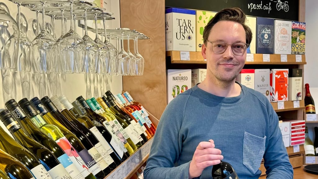 Welf-Kristian Bratz ist der Inhaber der neuen Wein-Depot-Filiale am Reileck in Halle. 