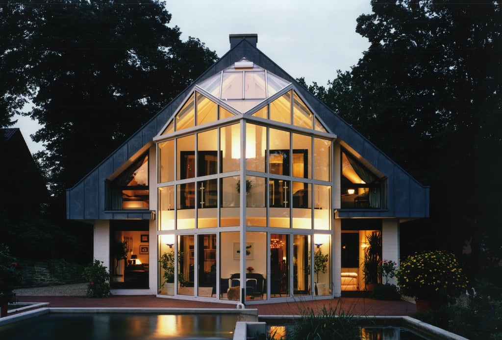 Wichtig bei der Beleuchtung von Wintergärten: Leuchten so platzieren, dass man nicht durch Spiegelungen stark geblendet wird.