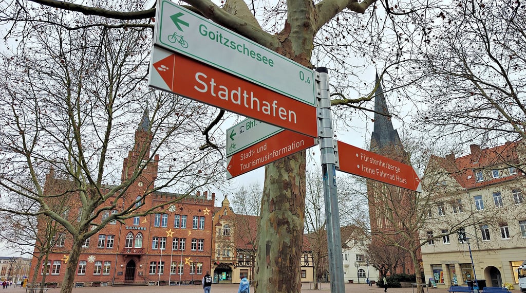 Die neuen touristischen Wegweiser, die auch auf dem Marktplatz stehen, weisen Besucher auf lohnende Ziele in Bitterfeld hin.