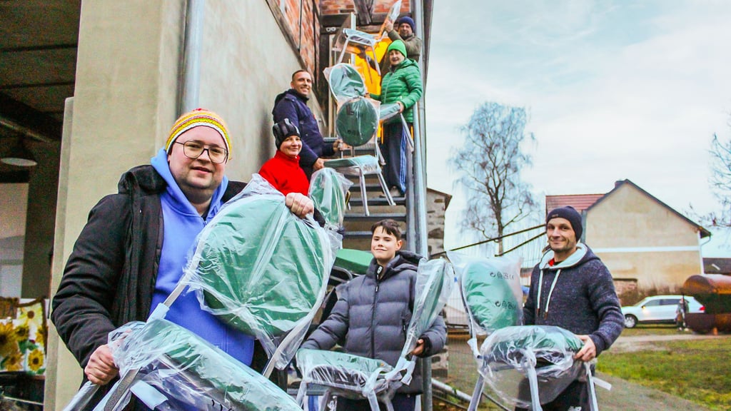 Die Treppe führt zum Großen Saal des Wedringer Dorfgemeinschaftshauses. Neben Ortsbürgermeister André Wiklinski (vorn) helfen Finn Fieseler (v. u. n. o.), Kevin Tschorn, Isabelle Holze, Daniel Gädge, Sabine Frost und Michael Meyer tatkräftig beim Tragen der neuen Stühle.