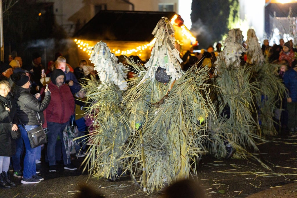 Mit lautem Schellen, Peitschenknallen und geheimnisvollen Schilfgestalten ist in Gethles Weihnachten eingeläutet worden.
