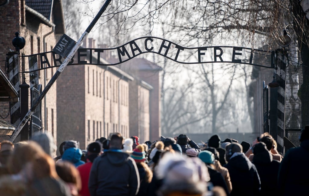 Besucher gehen durch den Eingang des früheren Konzentrationslager Auschwitz I. (Archivbild)