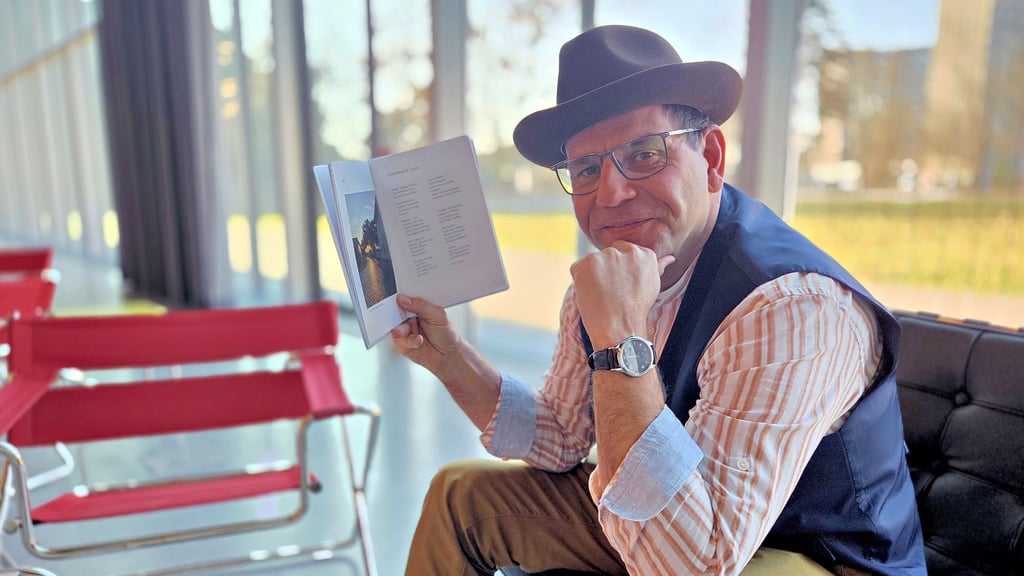 Frank L. Richter, der sich selbst als Lyrisoph bezeichnet, an einem seiner Seelenorte in Dessau - dem Bauhaus Museum am Stadtpark.