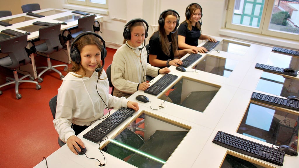 Pia-Sophie Seeliger, Leila Witte, Frieda-Elisabeth Uhrhan und Evelyn Götz vom Osterburger Gymnasium suchen Zeutzeugen für Interviews, die zur Festwoche auf den Bildschirmen im Sprachkabinett gezeigt werden.