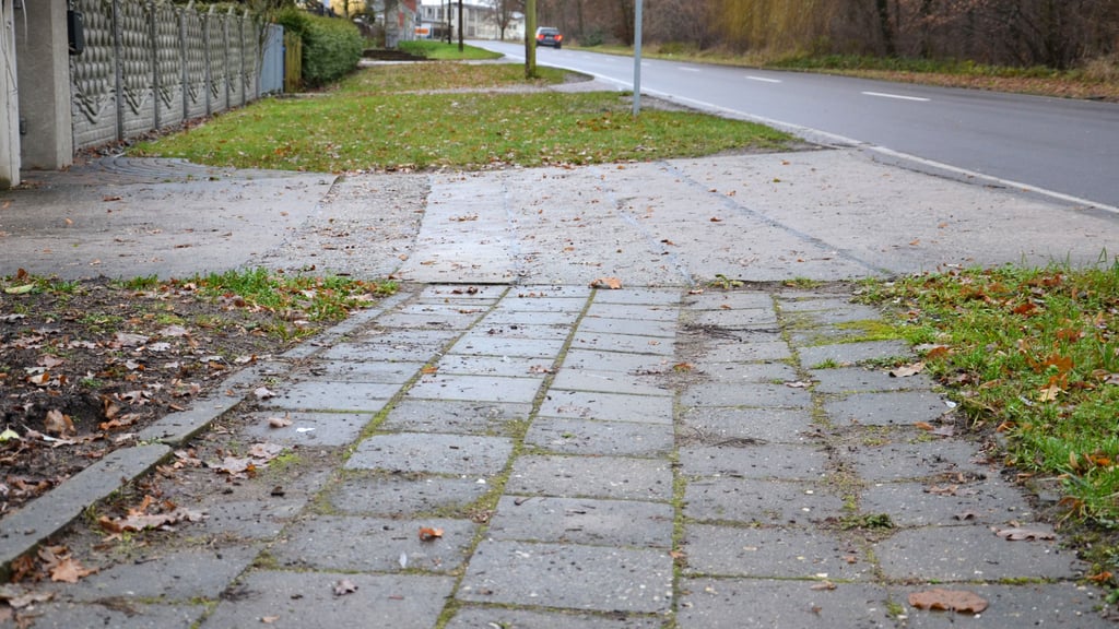 Derzeit endet der hier noch mit DDR-Platten angelegte Gehweg in der Biaser Straße auf Höhe des Freien Kindergartens. Zukünftig soll die Strecke bis zur Einmündung in den Ahornweg für Fußgänger und Radfahrer sicherer werden. Geld ist 2026 dafür da.