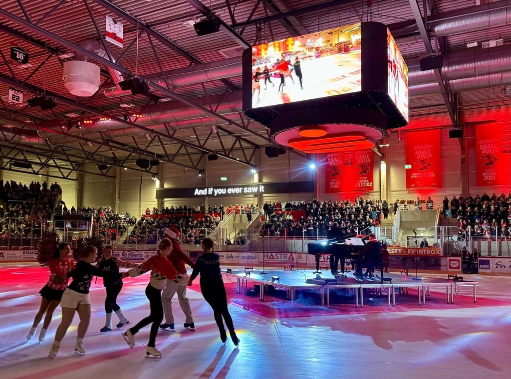 Festliche Stimmung im Sparkassen-Eisdom: Wo an anderen Tagen die halleschen Saale Bulls um Tore und Punkte kämpfen, wurden jetzt erstmals Weihnachtslieder (mit)gesungen. Mehr als 3.200 Gäste waren dabei - die Stimmung war grandios.  