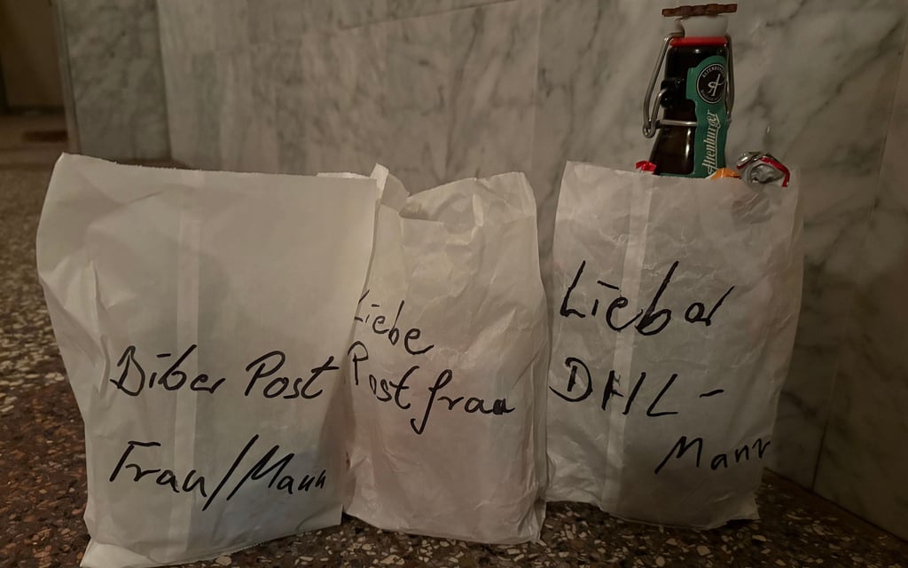 Mit diesen kleinen Überraschungen werden zum Weihnachtsfest die Postboten und Paketzusteller von einer Bewohnerin bedacht. Eine kleine Geste zur rechten Zeit.