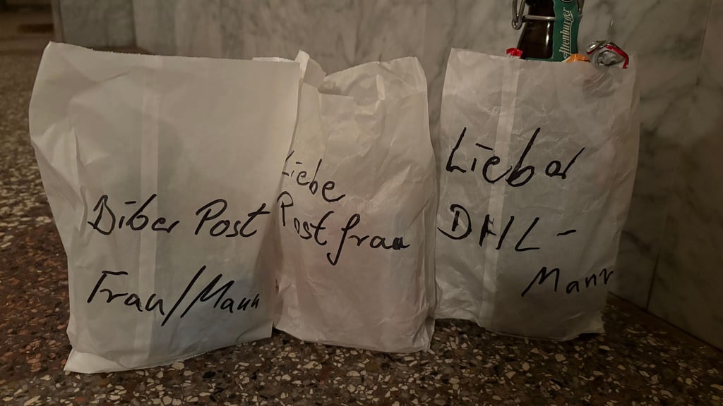 Mit diesen kleinen Überraschungen werden zum Weihnachtsfest die Postboten und Paketzusteller in Burg von einer Bewohnerin bedacht. Eine kleine Geste zur rechten Zeit.