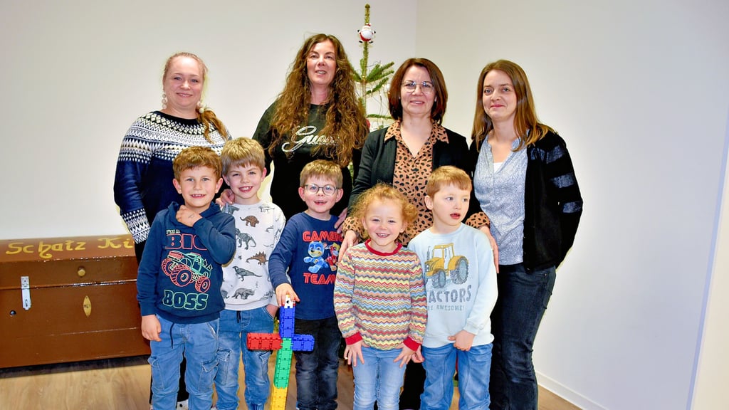 Auch in der Wohngruppe in Groß Börnecke feiern die Erzieherinnen Nina Zakharova (l.), Beate Klein, Diana Wöhner (r.)  und die Leiterin Alexandra Ziegler (2.v.r.) das Weihnachtsfest mit den Kindern. 