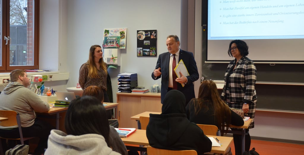 Der Staatssekretär für Bildung des Landes Sachsen-​Anhalt Jürgen Böhm besucht die Puschkinschule in Oschersleben und kommt mit Schülern ins Gespräch.