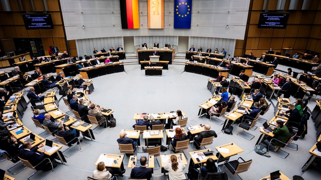 Die 159 Berliner Abgeordneten können sich laut Medienberichten ab Januar über mehr Geld freuen. (Archivbild)