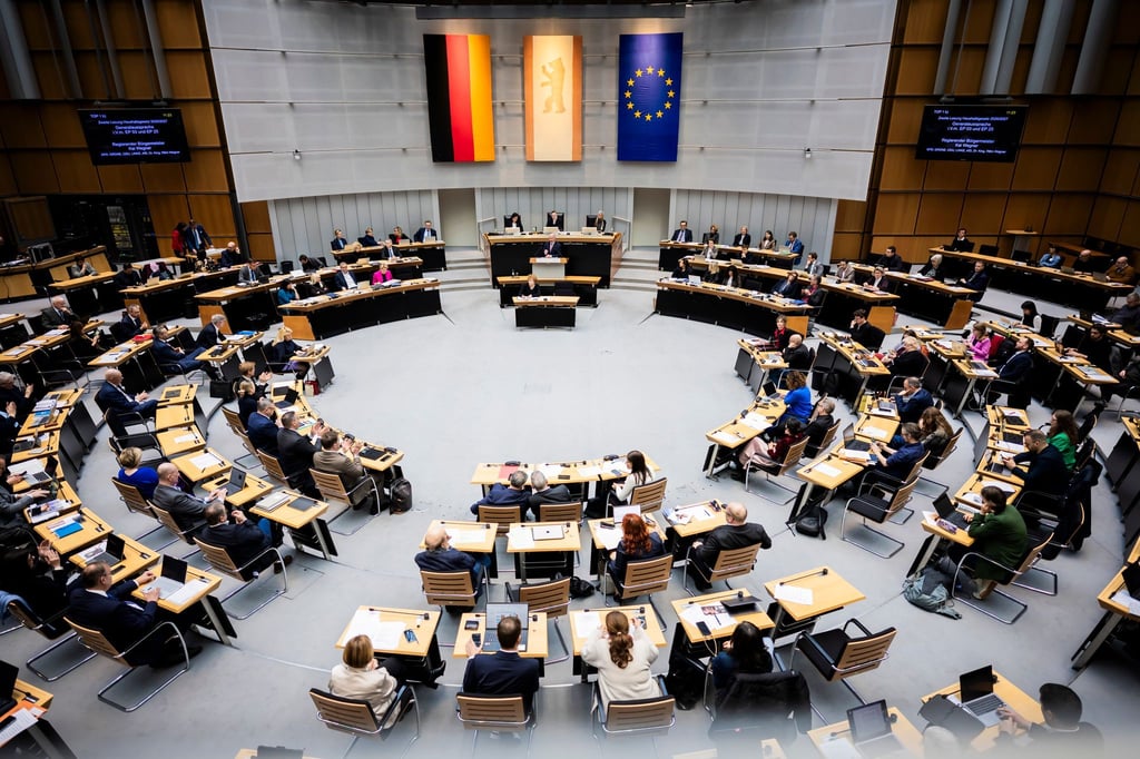 Die 159 Berliner Abgeordneten können sich laut Medienberichten ab Januar über mehr Geld freuen. (Archivbild)