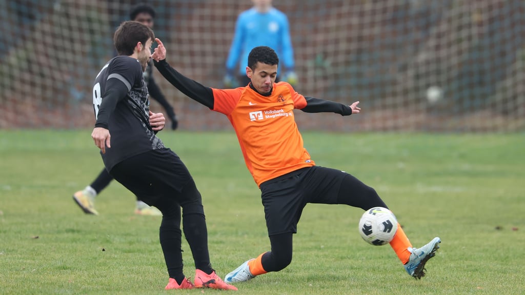 Daniel Andres Ramon Fernandez (r./ gegen Abdelrahman Kadry Mahfouz vom FC International) ist mit dem USC aufs Großfeld zurückgekehrt.
