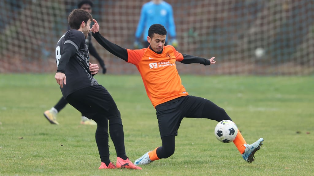 Daniel Andres Ramon Fernandez (r./ gegen Abdelrahman Kadry Mahfouz vom FC International) ist mit dem USC aufs Großfeld zurückgekehrt.