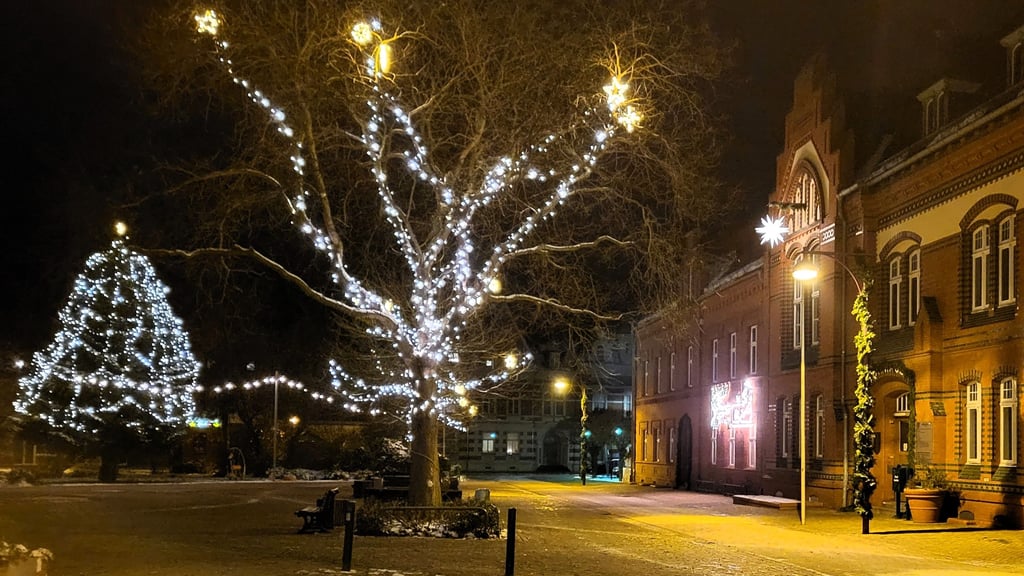 Am Genthiner Rathaus leuchtet es in der Vorweihnachtszeit besonders  festlich. 