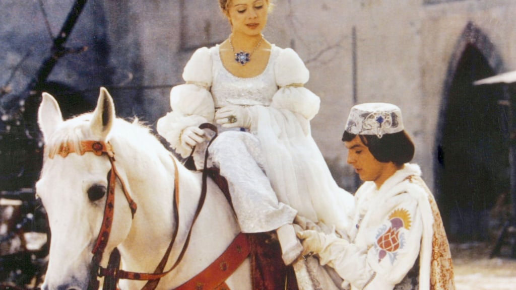 Der Prinz (Pavel Travnicek) passt Aschenbrödel (Libuse Safrankova) den verlorenen Schuh an - eine Szene aus „Drei Haselnüsse für Aschenbrödel“ (undatiert). (Archivbild)