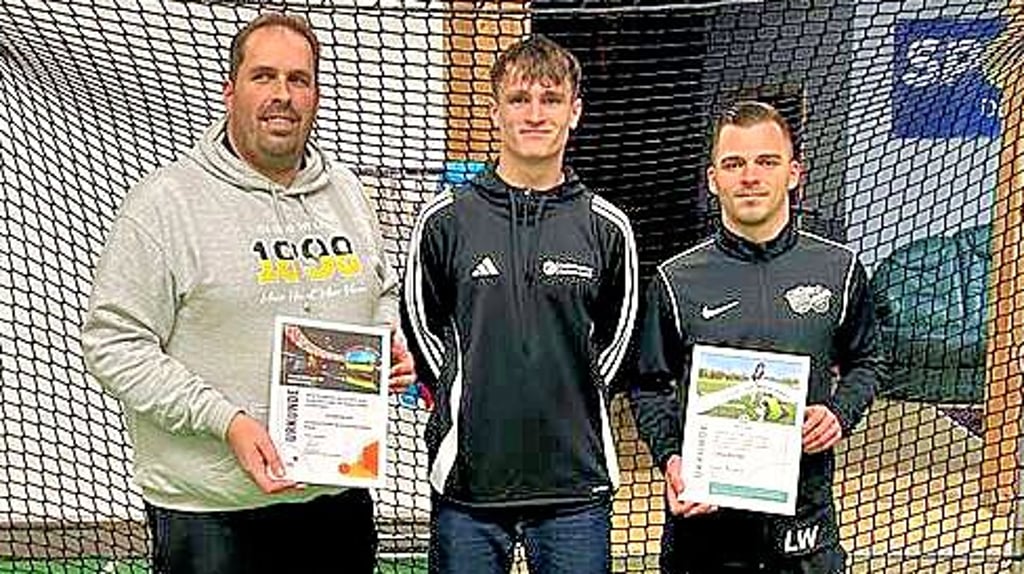 Lukas Weidel (r., FSG ESV Lok/BW Dessau) ist als „Fair-Play-Sieger“ im November  vom Fußball-Landesverband ausgezeichnet worden.