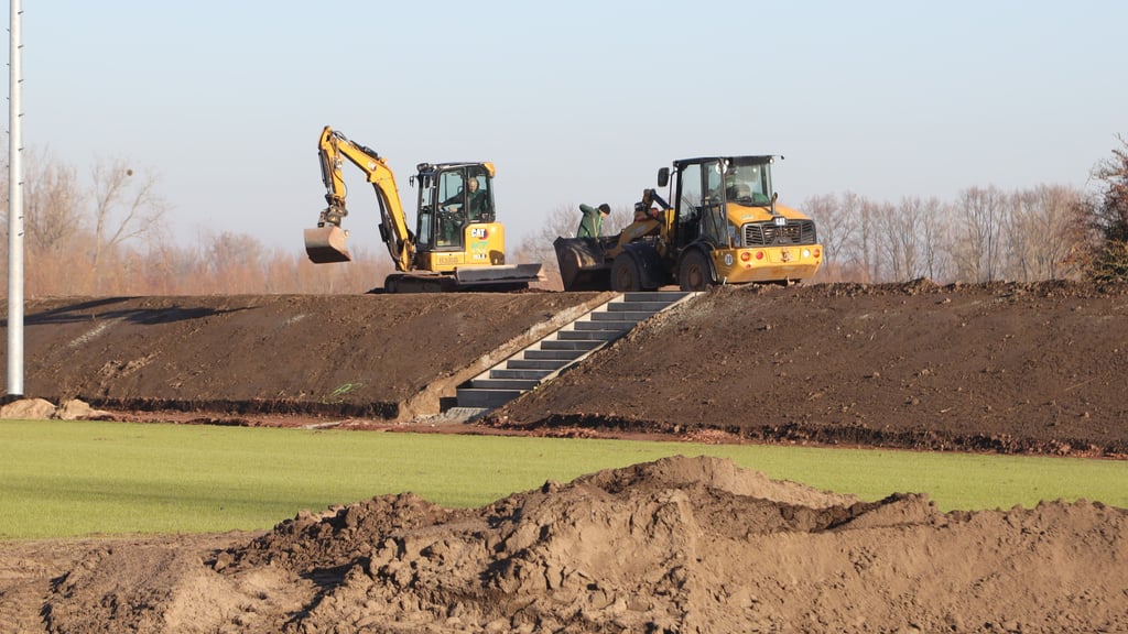 Die Arbeiten am Stadion im Sportkomplex Am Anger in Barleben laufen auf Hochtouren und liegen vor dem Plan. Arbeiter sind gerade dabei, die Osttribüne herzustellen.