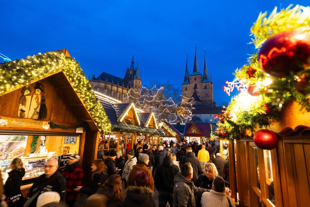 Die besondere Kulisse des Erfurter Weihnachtsmarktes zog in diesem Jahr mehr Menschen an als im Vorjahr. (Archivbild)