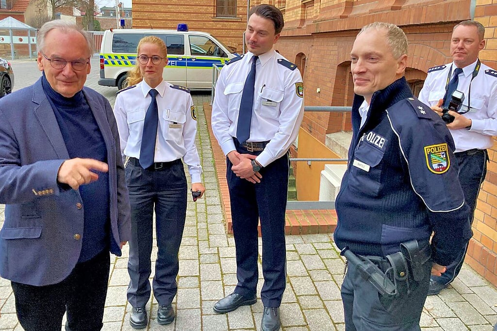 „Geht’s hier rein?“, fragt Ministerpräsident Reiner Haseloff nach der Begrüßung durch die Leitung des Polizeireviers in Bernburg.