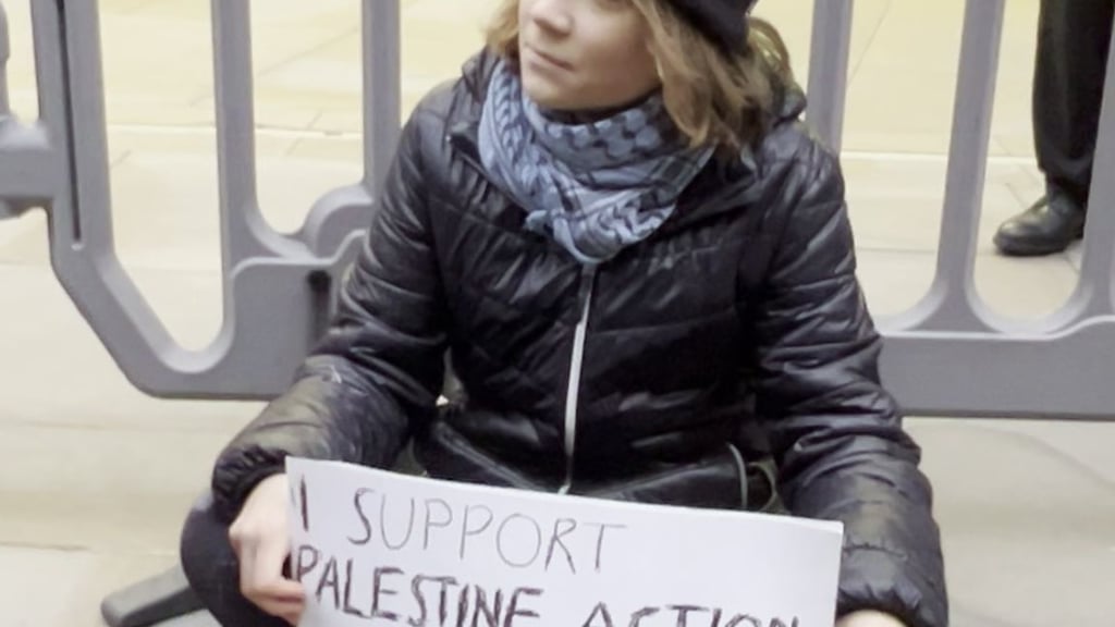 Greta Thunberg zeigt ihre Unterstützung für die propalästinensischen Organisation Palestine Action.