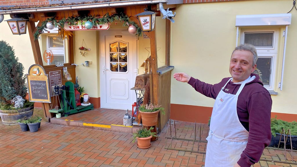 Egbert Uhde lädt gern in seinen Klossaer Dorfkrug ein. Auch wenn das Gasthaus nur noch auf Anfrage öffnet. 