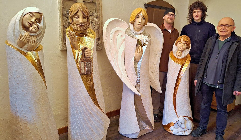 Krippenfiguren mit dem Künstler Macin Znamienkiewicz, seinem Sohn Tomek und Pfarrer Georg Struz.
