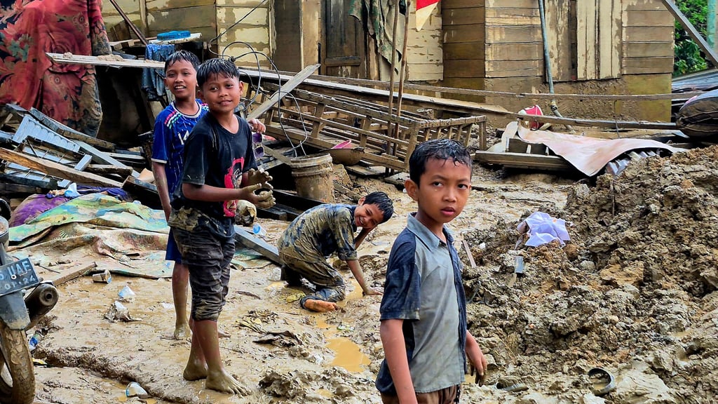 So sieht es derzeit in vielen Orten in Nordsumatra aus. Der Sangerhäuser Michael Kunze, der vor Ort ist,  will den Betroffenen helfen. Er hat eine Spendensammlung im Internet gestartet.