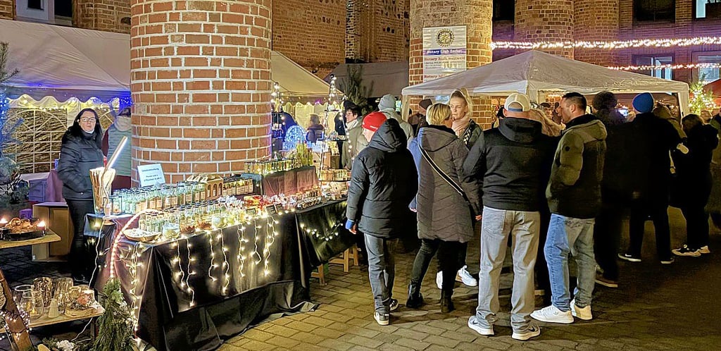 Im  Kirchenschiff gab es Angebote an Deko, Gewürzen, Dips und mehr.
