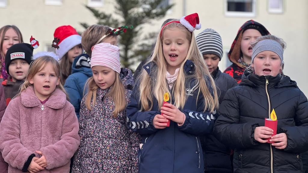 Schlanstedter Grundschüler waren zu Gast im benachbarten Seniorenzentrum. 