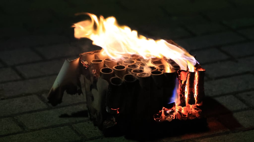Hier gilt Brandgefahr: Vor dem Feuerwerk sollte man sich einen Eimer Wasser oder eine Gießkanne bereitstellen, Bei größeren Bränden: 112 wählen. 
