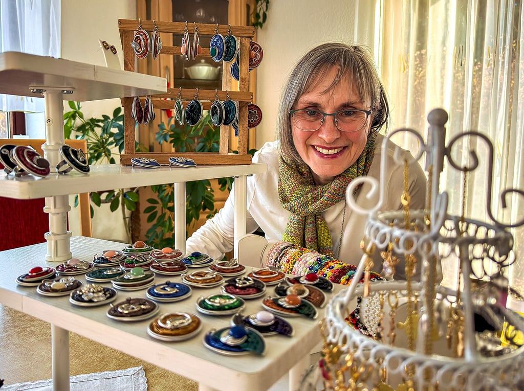 Esther Henze präsentiert in ihrem kleinen Atelier in Melzwig eine Auswahl ihrer Schmuckstücke. Viele der Arbeiten entstehen aus recycelten Kaffeekapseln und traditionellen Handwerkstechniken, die viel Zeit beanspruchen. 